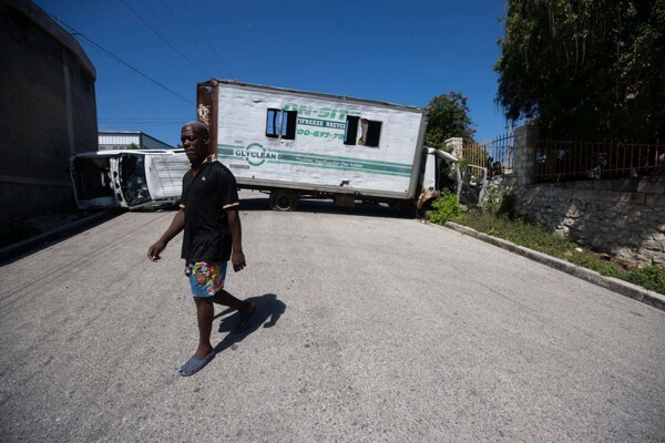 Жители Порт-о-Пренса блокируют улицы, чтобы защитить себя от бандитской активности