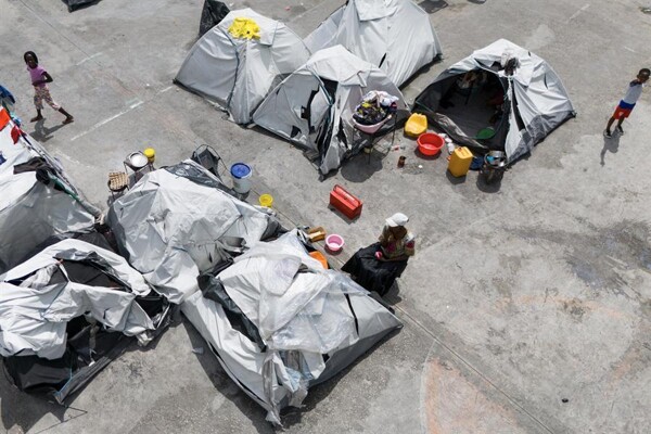 Насилие заставляет семьи в спортивном зале Пуэрто-Принса искать приют